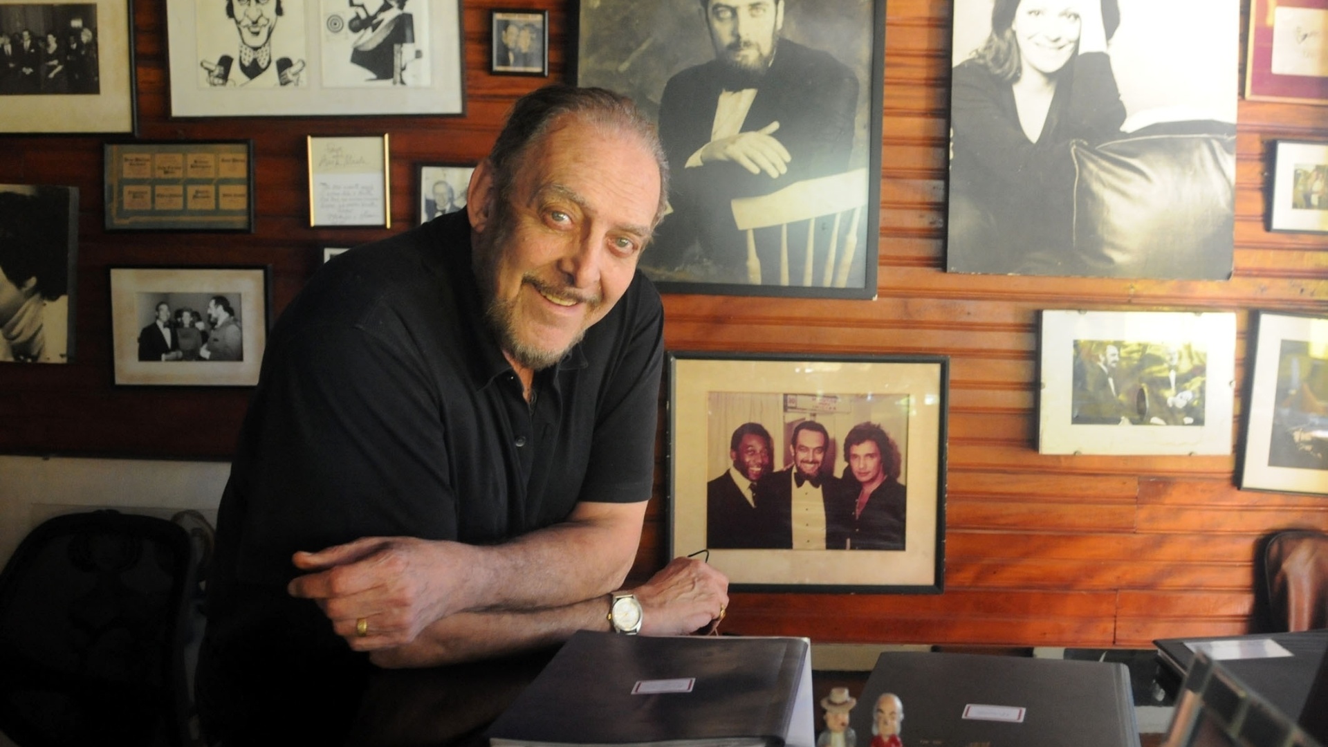 Luiz Carlos Miele posa no piano bar de sua casa em São Conrado, na zona sul do Rio (20/8/2012) - André Durão/UOL