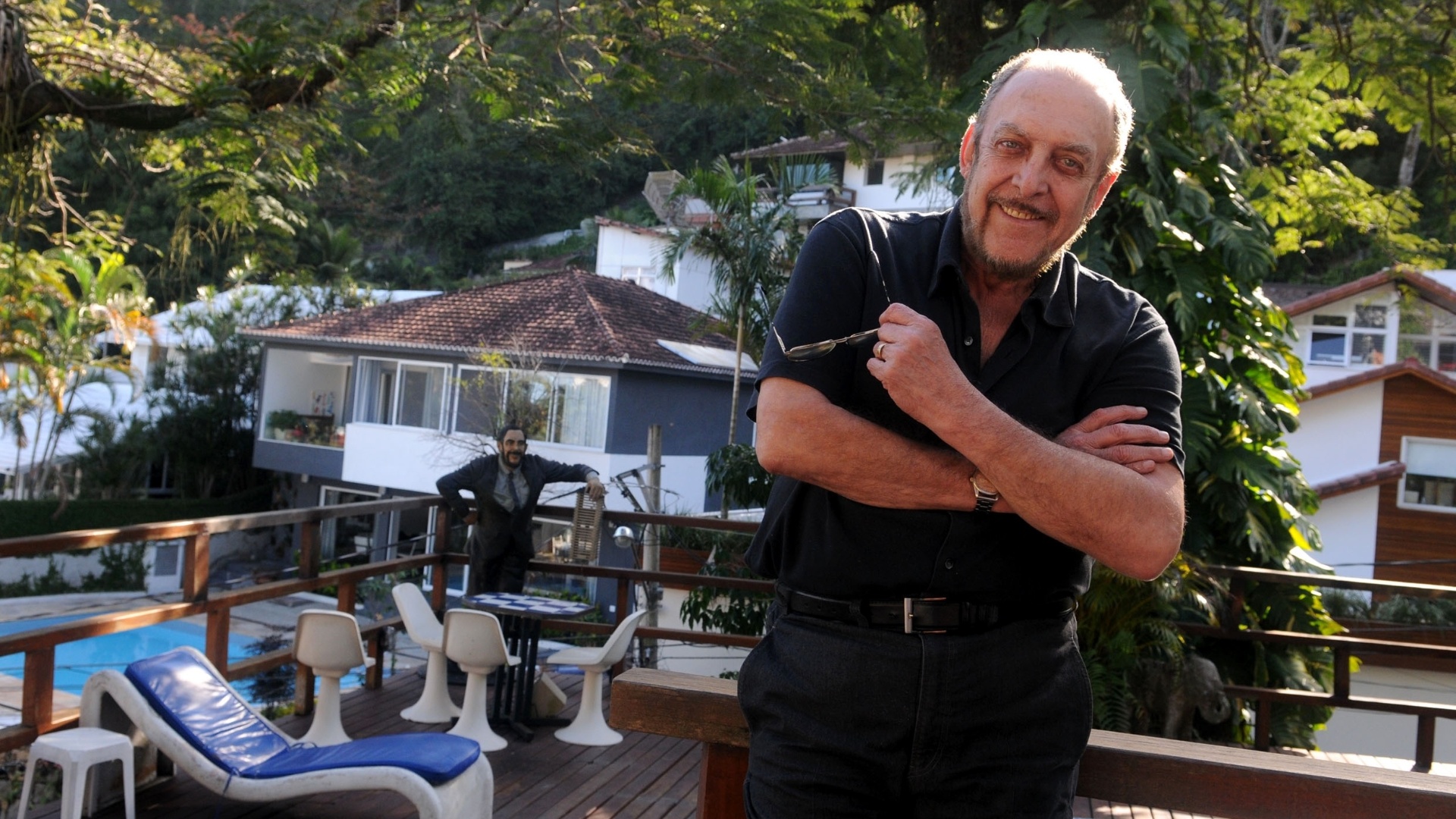 Luiz Carlos Miele posa perto da piscina de sua casa em São Conrado, na zona sul do Rio (20/8/2012) - André Durão/UOL