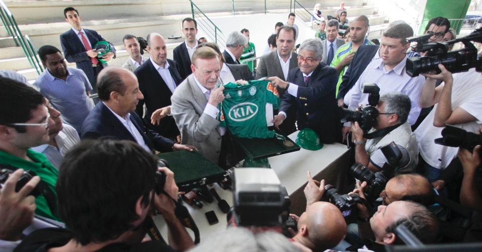 Presidente da CBF, José Maria Marin posa ao lado de camisa do Palmeiras em visita às obras da Arena Palestra