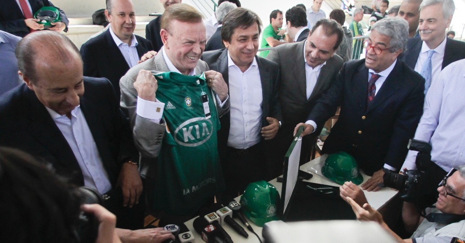 Presidente da CBF, José Maria Marin posa com de camisa do Palmeiras que ganhou de presente em visita às obras da Arena Palestra