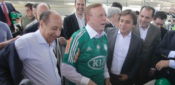 José Maria Marin veste camisa do Palmeiras que ganhou em visita às obras da Arena - Fernando Donasci/UOL