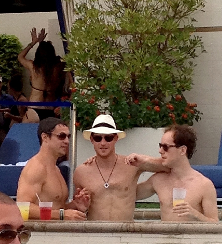 Príncipe Harry se diverte com amigos em uma pool party em Las Vegas (21/8). As fotos foram tiradas no mesmo dia em que o site TMZ divulgou imagens do príncipe nu em um quarto de hotel