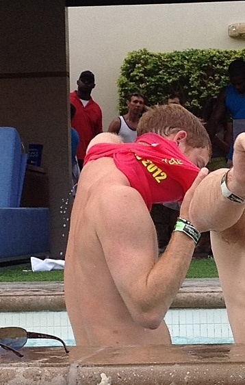 Príncipe Harry usa camiseta camiseta com os dizeres: "Vamos ficar selvagens", em festa em piscina de Las Vegas (21/8)
