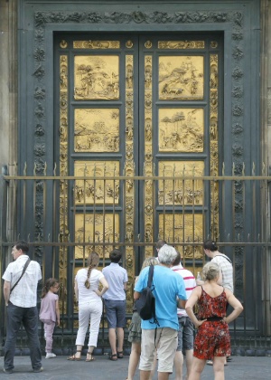 Turistas observam a réplica da Porta do Paraíso, em Florença. Monumento original é restaurado há quase 30 anos (26/6/12) - AFP
