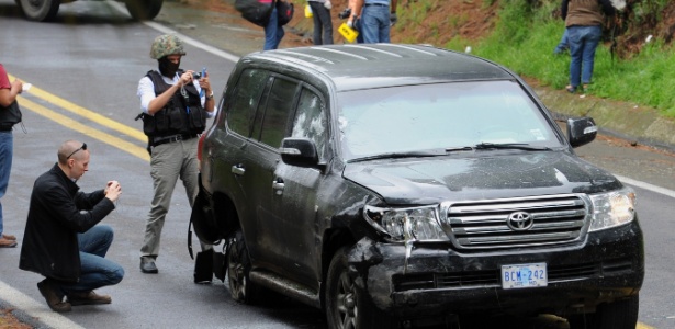 Equipes forenses investigam um veículo da diplomacia norte-americana na rodovia Tres Marias-Huitzilac, em Morelos, no México. Dois funcionários da embaixada dos Estados Unidos no país centro-americano foram feridos a bala quando viajavam pela rodovia, que fica próximo à capital mexicana