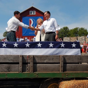 Republicano Mitt Romney cumprimenta seu candidato a vice, Paul Ryan, durante campanha em Michigan - Brian Snyder/Reuters - 24.ago.2012