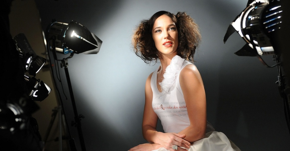 Adriana Birolli posa para o calendário Cabeleireiros Contra Aids 2013. A atriz foi penteada pela cabeleireira Silene Olmo (24/8/2012)