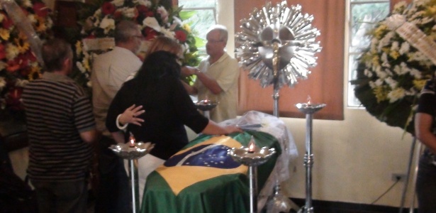 Caixão de Félix é coberto com a bandeira do Brasil - José Ricardo Leite/UOL