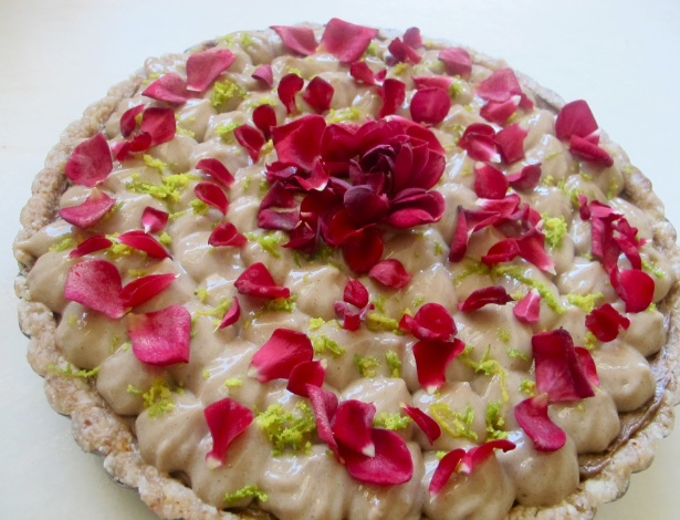 Cheescake de baunilha e cardamomo com chantily de rosas, da chef Manuela Scalini, exemplo de comida viva - Divulgação