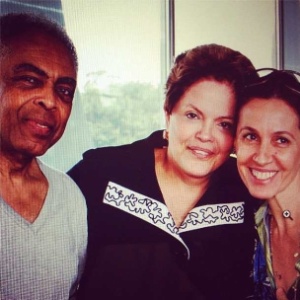 Gilberto e Flora Gil visitaram a presidente Dilma (ao centro) no Palácio da Alvorada (23/8/12) - Reprodução/Instagram