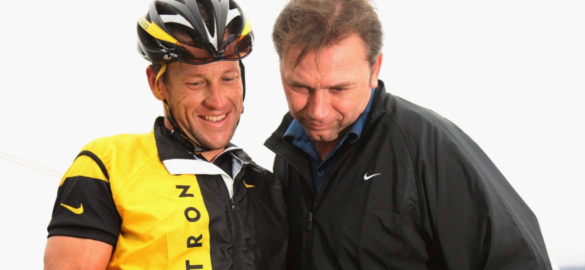 Lance Armstrong (esq) e Johan Bruyneel durante competição em 2008 - Getty Images