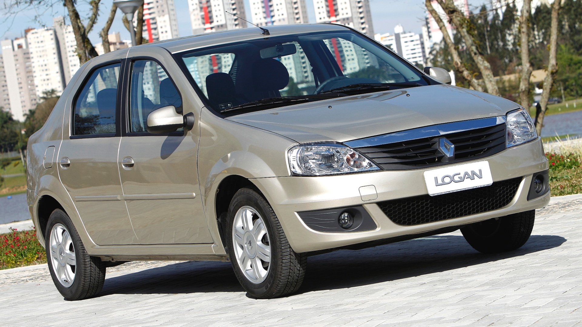 Где производят рено логан. Рено Логан 1.6 2004. Renault Logan 2013. Рено Логан 2013. Рено Логан второго поколения.