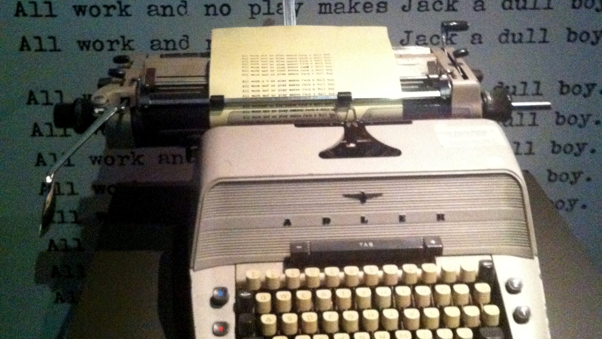 Máquina de escrever usada por Jack Nicholson no filme "O Iluminado" em exposição do cineasta Stanley Kubrick em Amsterdã (24/08/2012) - James Cimino/UOL