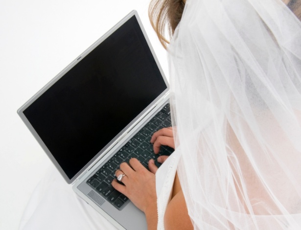 Sites especializados em ajudar noivos enviam lembretes, avisando o que eles devem fazer em cada etapa - Thinkstock