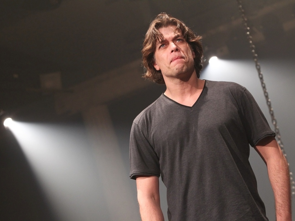 "O Expresso do Pôr do Sol", dirigido por Fábio Assunção, é um texto do americano Cormac McCarthy e conta a história de dois homens fechados em um apartamento do subúrbio discutindo sobre o valor de suas existências  - Manuela Scarpa/ Foto Rio News