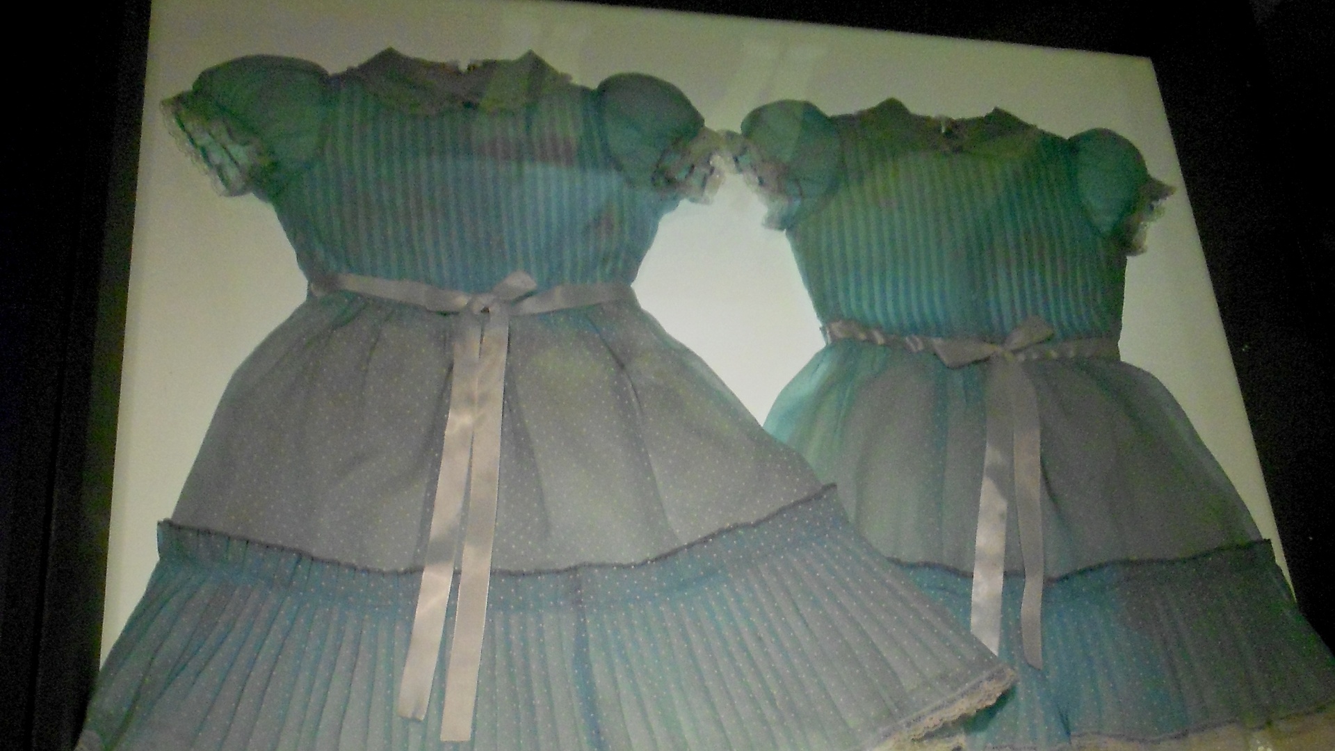 Os figurinos das gêmeas morta do filme "O Iluminado" em exposição do cineasta Stanley Kubrick em Amsterdã (24/08/2012) - James Cimino/UOL