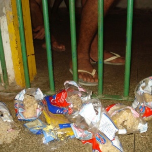 Sacos plásticos com alimentos são deixados do lado de fora da cela para refeição de presos no Piauí - Divulgação