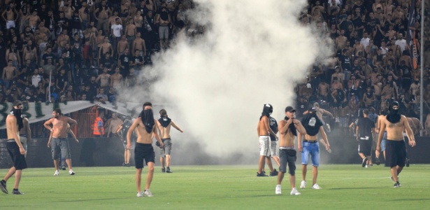 Torcedores de PAOK e Rapid Viena entraram em confronto; gramado chegou a ser invadido - AP Photo/Nikolas Giakoumidis