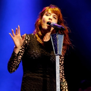 A cantora Florence Welch se apresenta com sua banda Florence and the Machine no segundo dia do Reading Festival, na Inglaterra (25/8/2012) - Getty Images