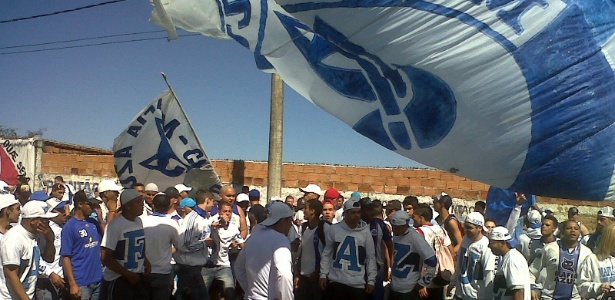 Depois de muito tempo, torcida do Cruzeiro voltou a protestar na entrada da Toca da Raposa - Bernardo Lacerda/UOL