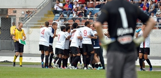 Jogadores do Atlético-PR comemoram gol em vitória sobre o Paraná - site oficial do Atlético-PR
