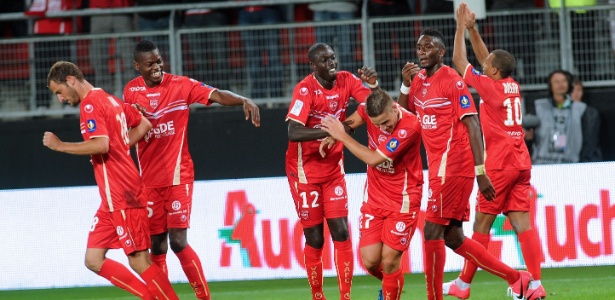Jogadores do Valenciennes comemoram um dos gols na vitória por 3 a 0 sobre o Ajaccio - François lo Presti/AFP
