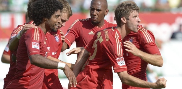 Müller anotou o primeiro gol, aproveitando um rebote na cabeçada do brasileiro Dante - David Ebener/EFE