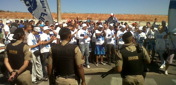 Diante de policiais militares, torcedores do Cruzeiro protestam na véspera do clássico - Bernardo Lacerda/UOL