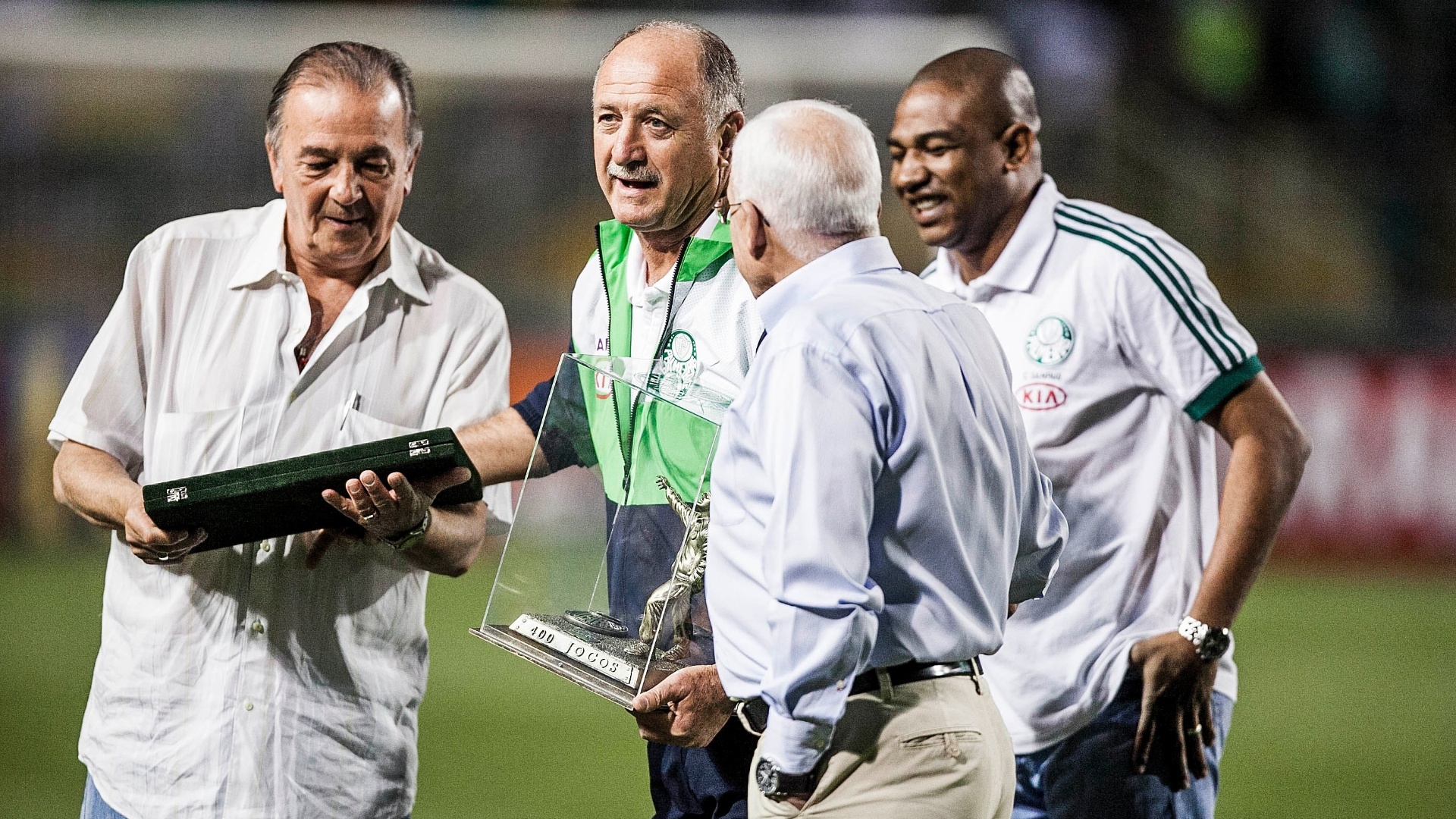 Técnico Felipão recebe homenagem antes do clássico contra o Santos, o jogo de número 400 em sua passagem pelo Palmeiras 