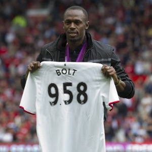 Bolt ganha camisa personalizada com o seu nome e o recorde mundial dos 100 m rasos (9s58) - Phil Noble/Reuters