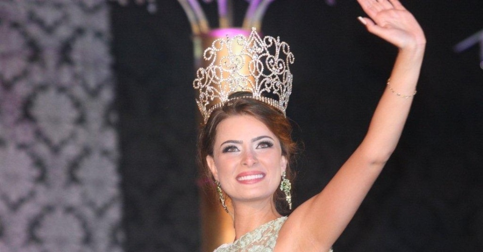 26.ago.2012 - Já coroada Miss Rio de Janeiro 2012, a bela mineira Rayanne Morais, 24, acena para o público