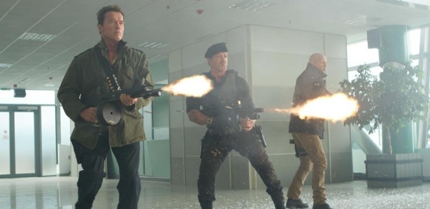 Arnold Schwarzenegger, Sylvester Stallone e Bruce Willis em cena de "Os Mercenários 2" - Divulgação
