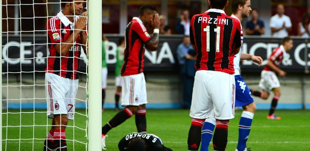 Atletas do Milan lamentam um dos vários gols perdidos durante o jogo com a Sampdoria - Olivier Morin/AFP