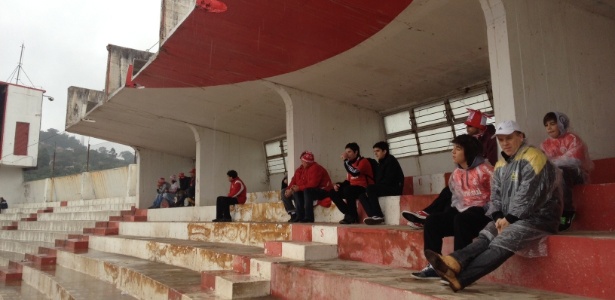 Colorados chegaram cedo para conseguir lugar abrigado do mau tempo no estádio - Jeremias Wernek/UOL Esporte