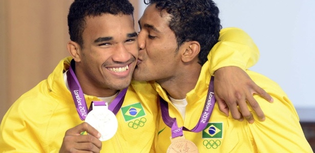 Esquiva Falcão ganha o carinho do irmão Yamaguchi na chegada ao Brasil - REUTERS/Cadu Gomes 
