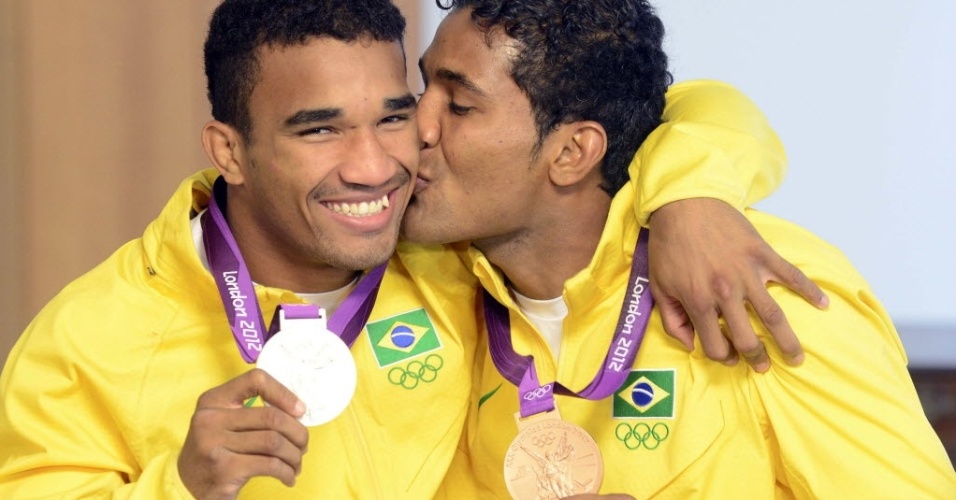 Esquiva Falcão, medalhista de prata em Londres, ganha o carinho do irmão Yamaguchi, bronze, na chegada ao Brasil
