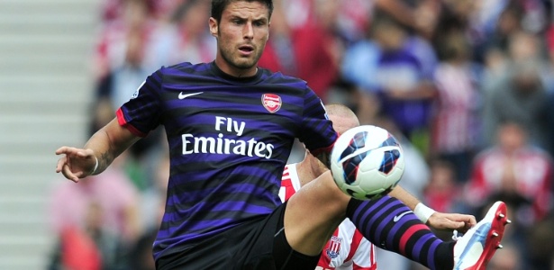 Giroud não teve vida fácil na partida contra o Stoke City e o Arsenal segue sem marcar - Glyn Kirk/AFP