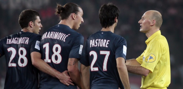 Motta, Ibrahimovic e Pastore durante empate do PSG com Bordeaux, pelo Francês - AFP