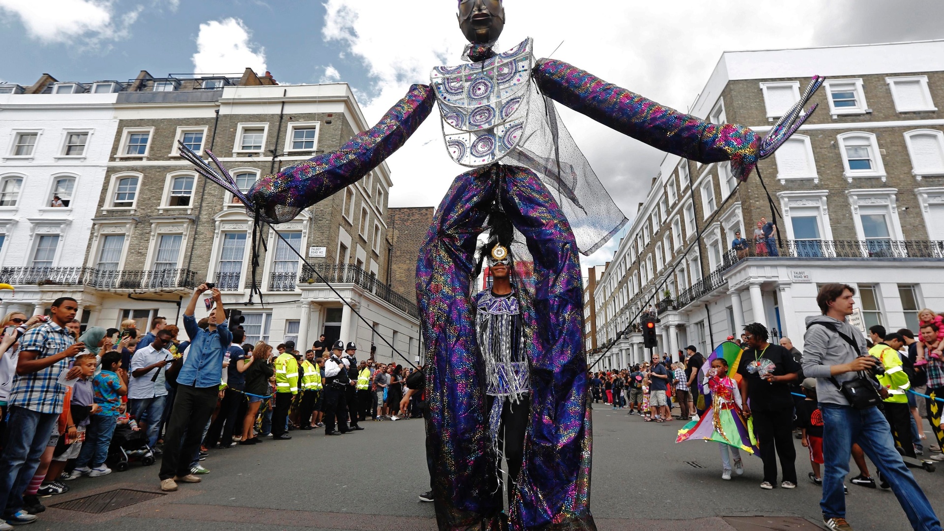 26.ago.2012 - Boneco desfila durante o festival de Notting Hill, em Londres. O evento é inspirado em festas do Caribe é considerado o maior carnaval de rua da Europa - Luke Macgregor/Reuters