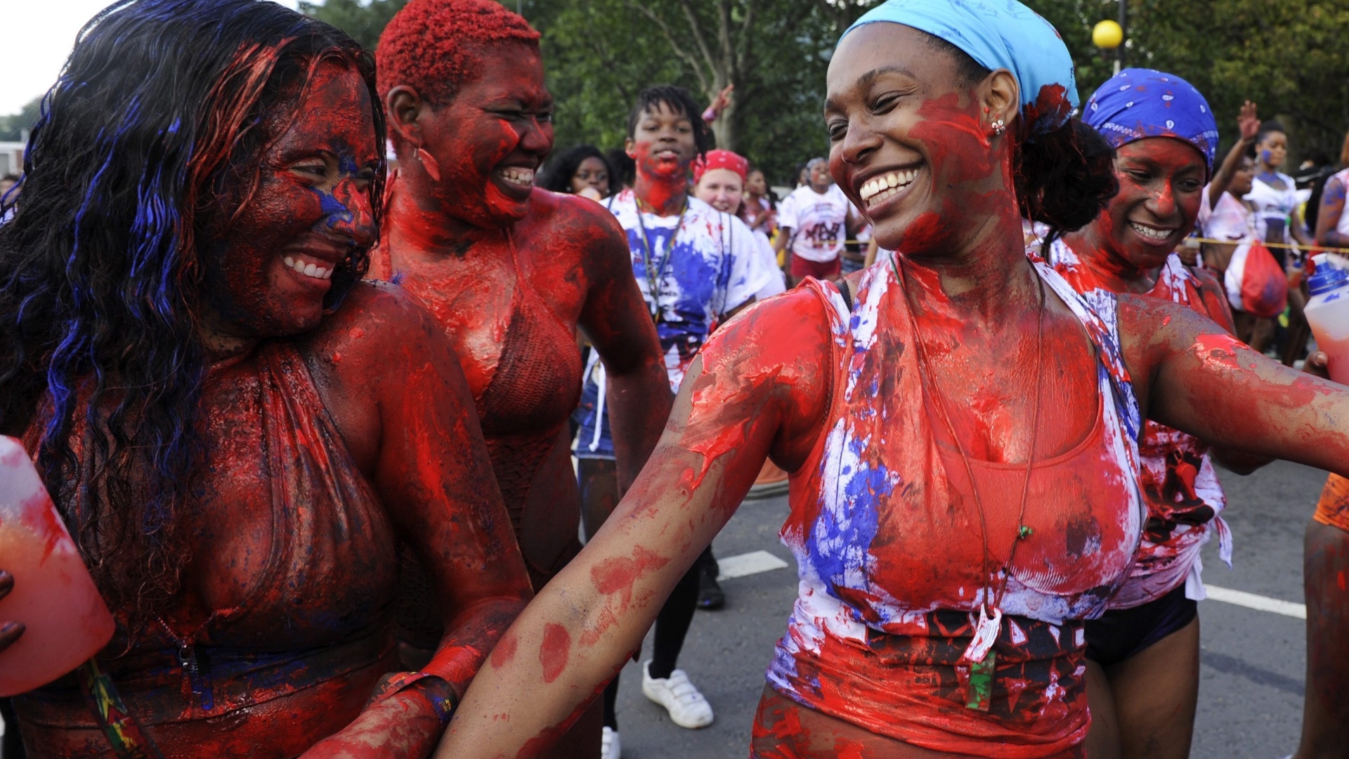 26.ago.2012 - Foliãs durante o festival de Notting Hill, que leva milhões de pessoas às ruas, em Londres. O evento é inspirado em festas do Caribe é considerado o maior carnaval de rua da Europa - Facundo Arrizabalaga/Efe