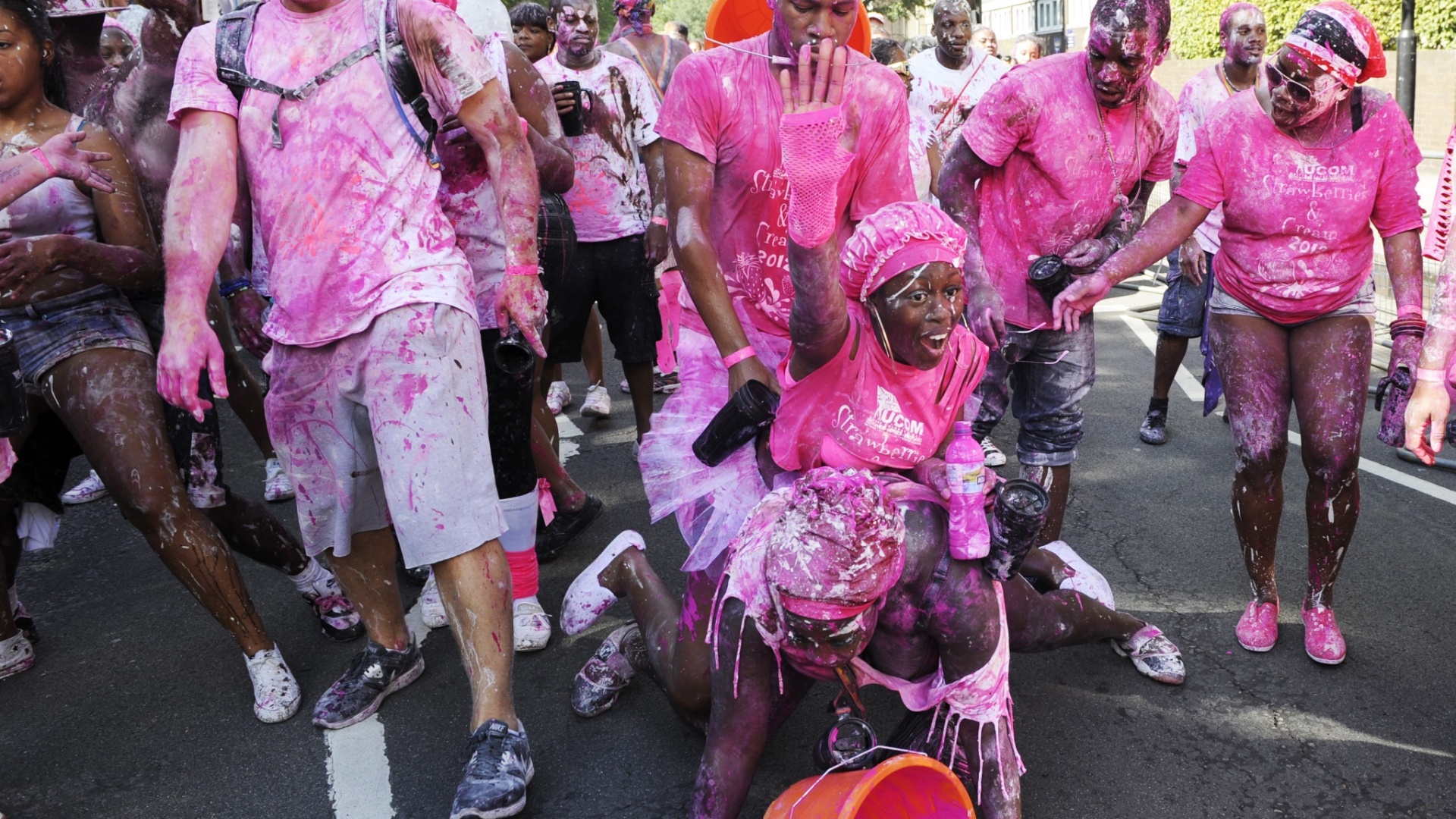 26.ago.2012 - Foliões pintados de rosa curtem o festival de Notting Hill, em Londres. O evento é inspirado em festas do Caribe é considerado o maior carnaval de rua da Europa - Facundo Arrizabalaga/Efe