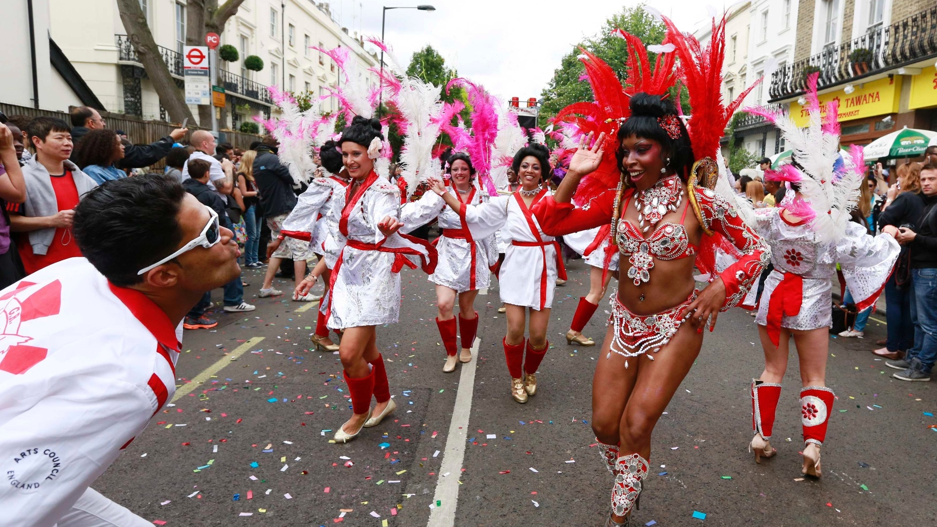 27.ago.2012 - Bloco desfila no festival de Notting Hill, em Londres. O evento é inspirado em festas do Caribe é considerado o maior carnaval de rua da Europa - Olivia Harris/Reuters