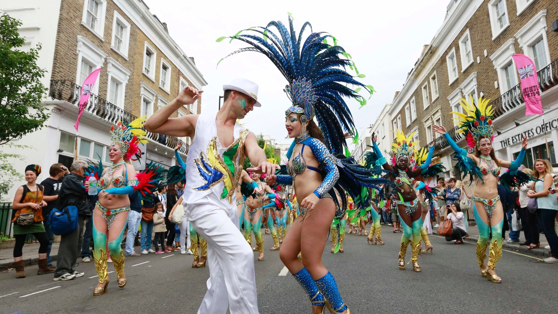 27.ago.2012 - Casal de passistas desfila no festival de Notting Hill, em Londres. O evento é inspirado em festas do Caribe é considerado o maior carnaval de rua da Europa - Olivia Harris/Reuters