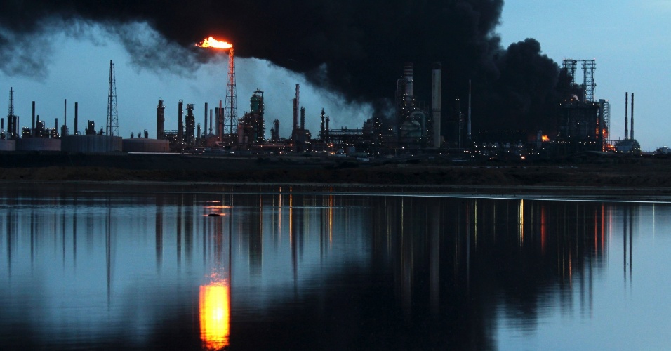 27.ago.2012 - Fumaça sai de tanques de combustível durante incêndio na refinaria de Punto Fijo, na Península de Paraguana, na Venezuela