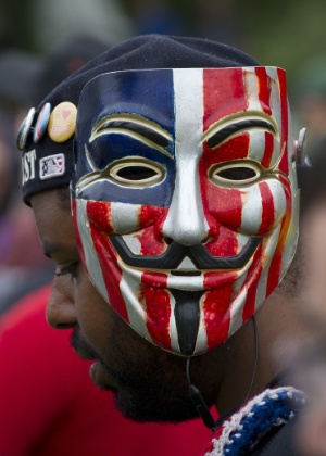 Manifestante utiliza mascara de Guy Fawkes, símbolo do movimento "Occupy Wall Street", durante protestos em Tampa, na Flórida (EUA) - Mladen Antonov/AFP 