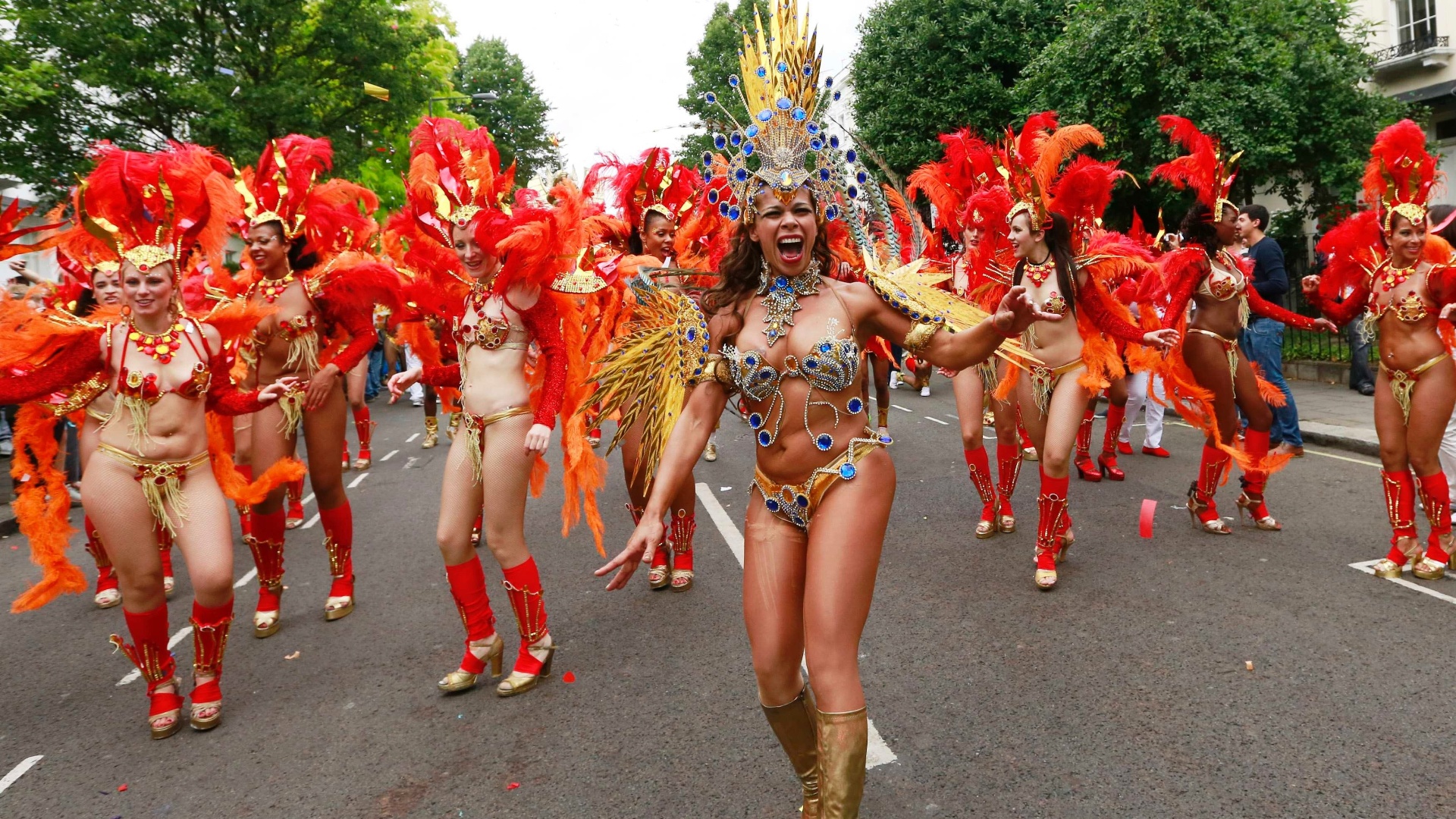 27.ago.2012 - Passistas desfilam no festival de Notting Hill, em Londres. O evento é inspirado em festas do Caribe é considerado o maior carnaval de rua da Europa - Facundo Arrizabalaga/Efe