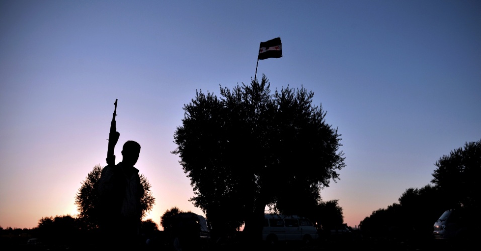 27.ago.2012 - Silhueta de soldado do exército rebelde em campo de oliva, perto da fronteira da Síria com a Turquia