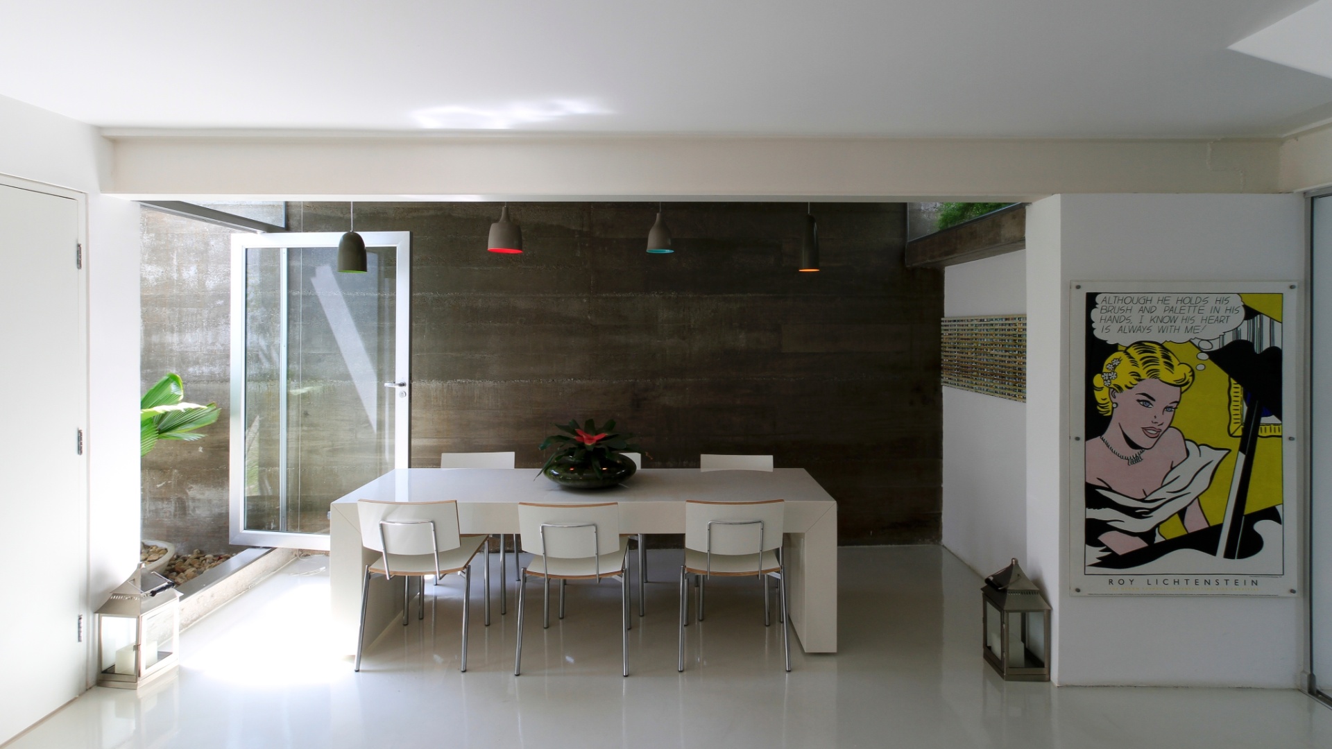 A área social da casa, a despeito de ser um sobrado geminado, recebe luz natural de todas as direções possíveis. Refletida pelo piso epóxi (Delta Pisos), que vai até a cozinha, e difundida através uma arquitetura com interiores de linhas retas e muito limpa, essa luz se potencializa ainda mais. O rústico se integra ao branco contínuo instaurado na reforma da Casa Cayowaa pelo arquiteto Franscico Spadoni - Tiago Andrade/ Divulgação