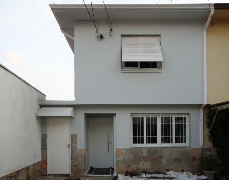 A Casa Cayowaa era um típico sobrado geminado paulistano, no bairro de Perdizes, que ao ser reformado teve a linguagem original da fachada preservada, ela só perdeu seu revestimento de pedras... - Divulgação