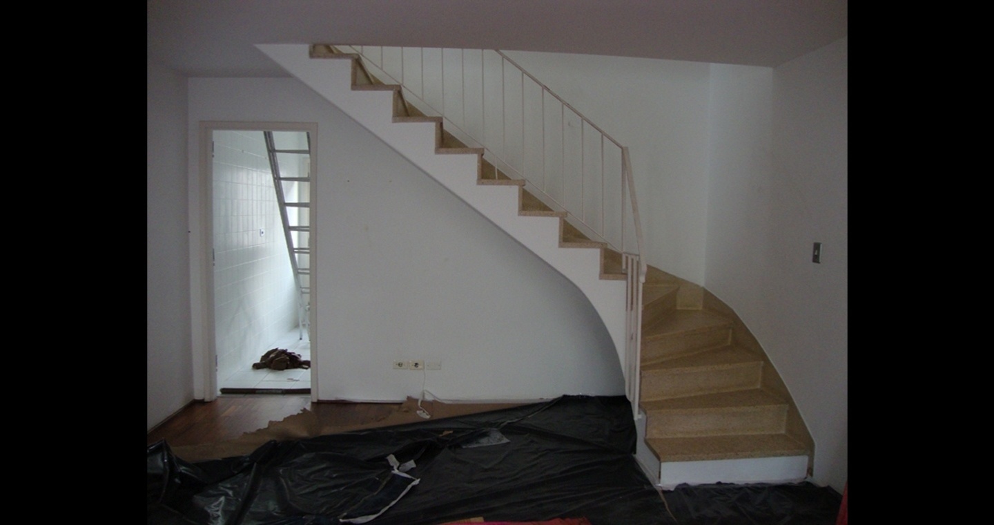 A construção original não tinha pilares nem vigas de concreto armado. Suas paredes eram de alvenaria de tijolos maciços e o concreto estava apenas nas lajes e na escada que dá acesso ao pavimento superior, a partir da antiga sala de estar. Apesar de toda a intervenção estrutural que seria feita, não foi preciso alterar as fundações originais do sobrado em Perdizes, zona oeste da capital paulista. A obra é assinada pelo arquiteto Francisco Spadoni - Divulgação